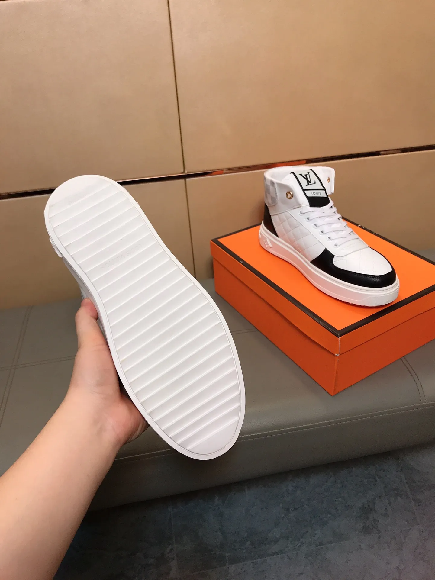 Factory price 400 👟👟🤝 (LV Louis Vuitton) New Korean style high-top casual shoes for men [Proud] hot style, imported cowhide with original printing, genuine leather lining, wear-resistant and non-slip rubber outsole. If you are still worried about wearing matching shoes, then these shoes are your best choice! Code number: 38-44